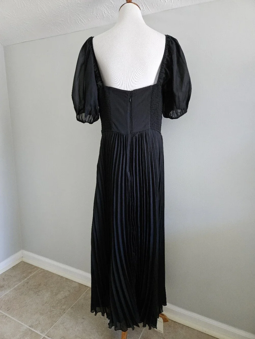 Abercrombie & Fitch | Elegant Black Pleated Maxi Dress with Puff Sleeves